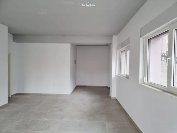 Tirane, jepet me qera dyqan Kati 0, 80 m² 500 € (Ali Dem)