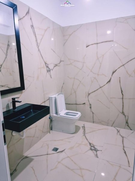 Tirane, jepet me qera dyqan Kati 0, 80 m² 500 € (Ali Dem)