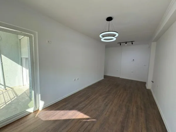 Tirane, shitet apartament 1+1+Ballkon Kati 4, 63 m² 119.000 € (Kopeshti Botanik)