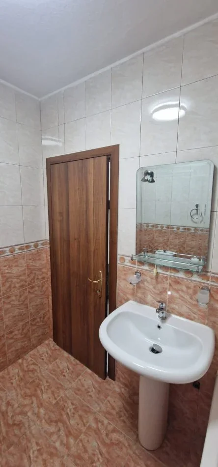 Tirane, jepet me qera apartament 1+1+Aneks+Ballkon Kati 3, 63 m² 680 € (Komuna e Parisit)