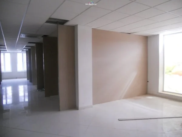 Tirane, jepet me qera ambjent biznesi Kati 0, 170 m² 1.000 € (Kombinat)