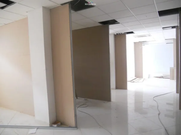 Tirane, jepet me qera ambjent biznesi Kati 0, 170 m² 1.000 € (Kombinat)