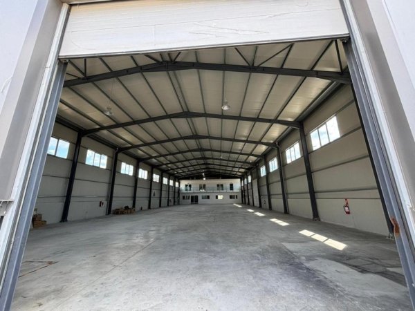 Tirane, jepet me qera magazine Kati 0, 4.500 m² 5.500 € (VORE)