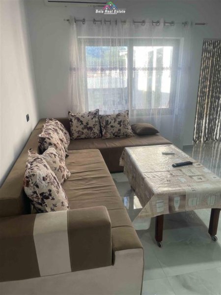 Tirane, jepet me qera Vile 2+1 Kati 1, 70 m² 400 € (KOMBINAT)