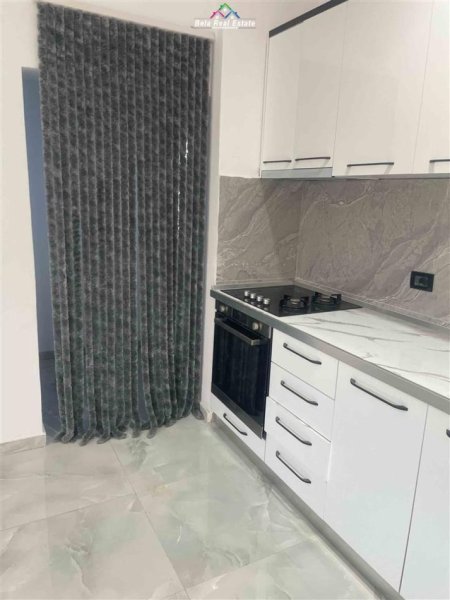 Tirane, jepet me qera Vile 2+1 Kati 1, 70 m² 400 € (KOMBINAT)