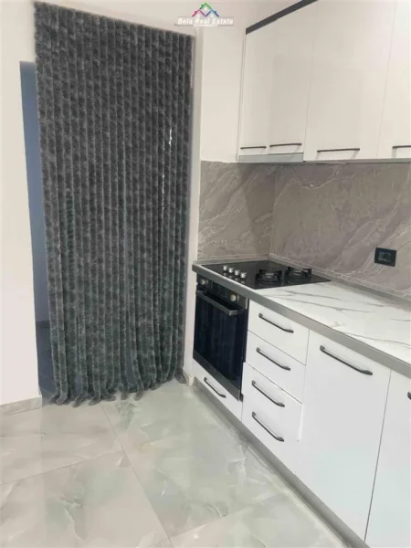 Tirane, jepet me qera Vile 2+1 Kati 1, 70 m² 400 € (KOMBINAT)