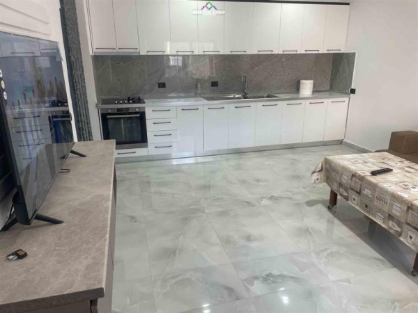 Tirane, jepet me qera Vile 2+1 Kati 1, 70 m² 400 € (KOMBINAT)