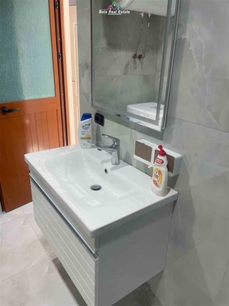Tirane, jepet me qera Vile 2+1 Kati 1, 70 m² 400 € (KOMBINAT)