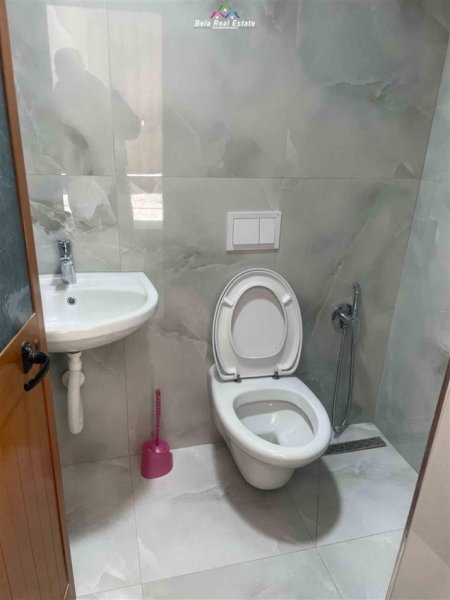 Tirane, jepet me qera Vile 2+1 Kati 1, 70 m² 400 € (KOMBINAT)