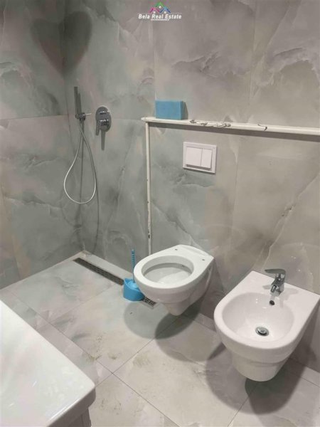 Tirane, jepet me qera Vile 2+1 Kati 1, 70 m² 400 € (KOMBINAT)
