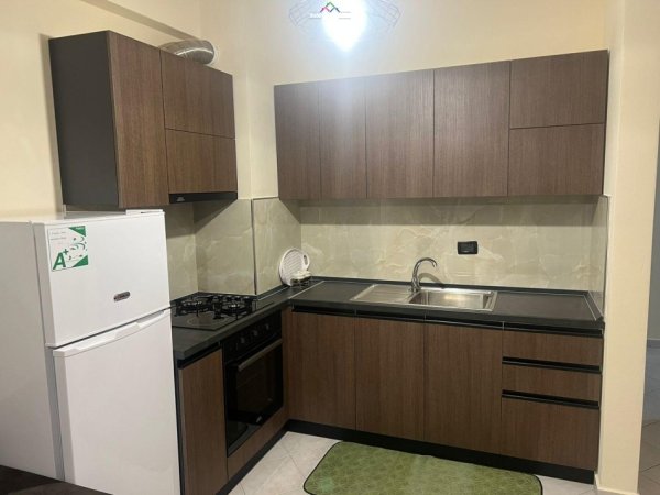 Tirane, jepet me qera apartament 1+1+Ballkon Kati 4, 65 m² 470 € (astir)