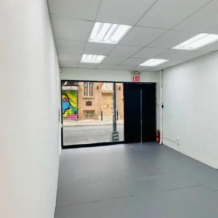 Tirane, jepet me qera dyqan Kati 0, 35 m² 700 € (Yzberisht)