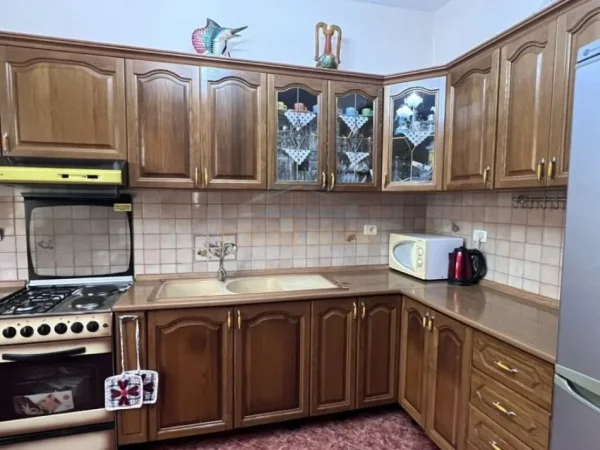 Tirane, jepet me qera 2+1 Kati 1, 120 m² 500 € (Spitali Ushtarak Tiranë)