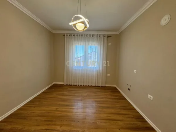 Tirane, shes apartament 1+1+Aneks+Ballkon Kati 4, 48 m² 125.000 € (Rruga e Durresit)