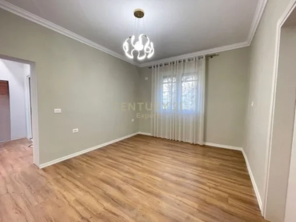 Tirane, shes apartament 1+1+Aneks+Ballkon Kati 4, 55 m² 135.000 € (Rruga e Durrsit)