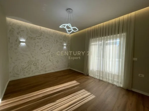 Tirane, shes apartament 1+1+Aneks+Ballkon Kati 4, 55 m² 135.000 € (Rruga e Durrsit)