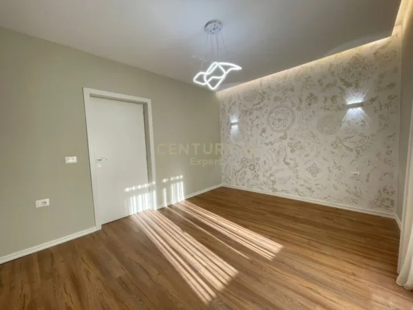 Tirane, shes apartament 1+1+Aneks+Ballkon Kati 4, 55 m² 135.000 € (Rruga e Durrsit)