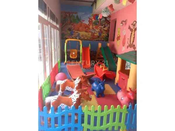 Tirane, shes ambjent biznesi Kati 1, 298 m² (Yzberish)