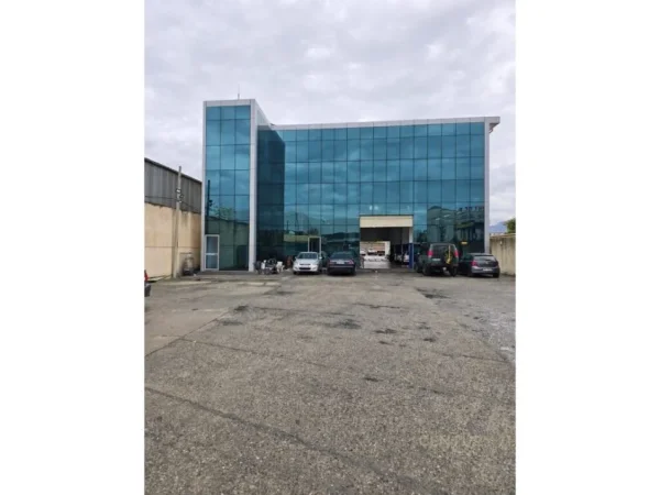 Tirane, jepet me qera ambjent biznesi Kati 2, 800 m² (Autostrada Tiranë - Durrës)