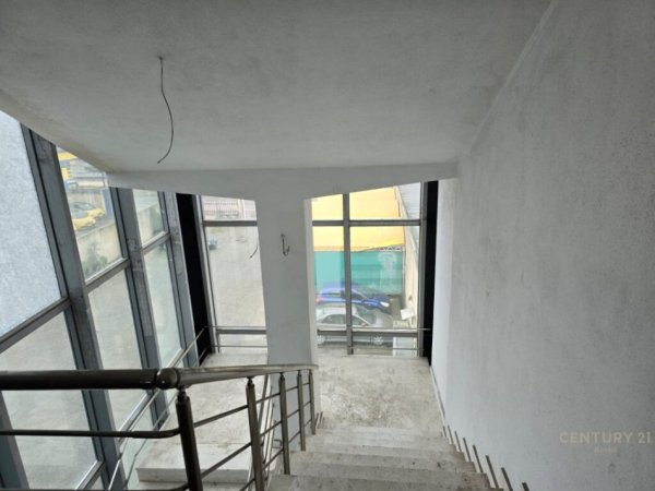 Tirane, jepet me qera ambjent biznesi Kati 2, 800 m² (Autostrada Tiranë - Durrës)