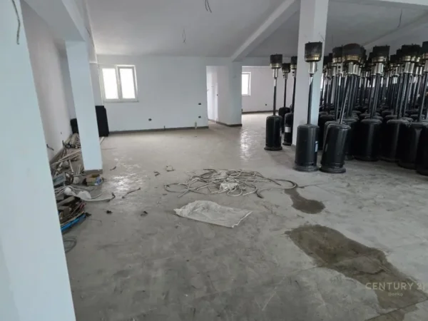 Tirane, jepet me qera ambjent biznesi Kati 2, 800 m² (Autostrada Tiranë - Durrës)