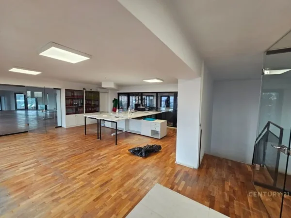 Tirane, jepet me qera zyre , 290 m² 4.650 € (Kodra e Diellit 2)