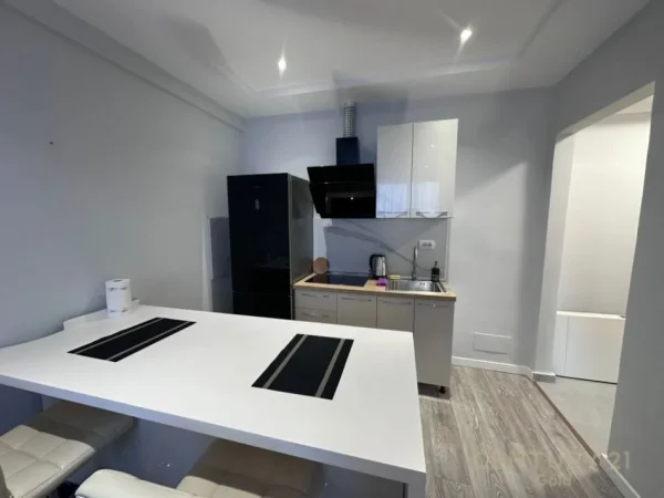 Tirane, jepet me qera garsonier 1+1+Aneks+Ballkon Kati 2, 35 m² 530 € (Blloku)