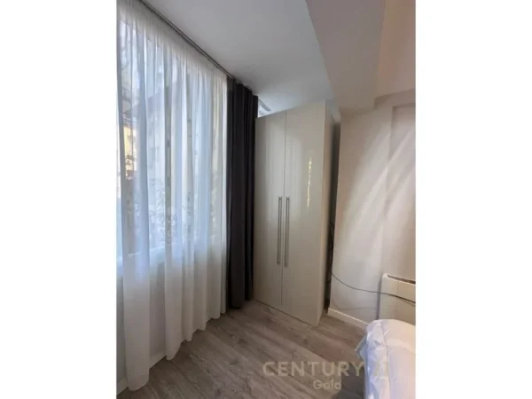 Tirane, jepet me qera garsonier 1+1+Aneks+Ballkon Kati 2, 35 m² 530 € (Blloku)
