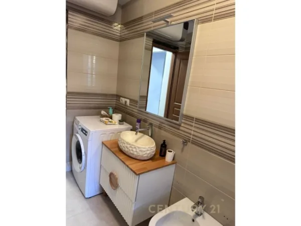 Tirane, jepet me qera garsonier 1+1+Aneks+Ballkon Kati 2, 35 m² 530 € (Blloku)