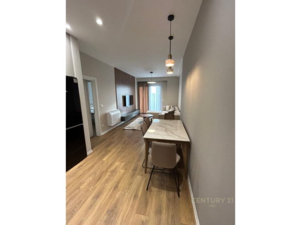 Tirane, jepet me qera apartament 1+1+Aneks+Ballkon Kati 20, 77 m² 1.000 € (GARDEN BUILDING)