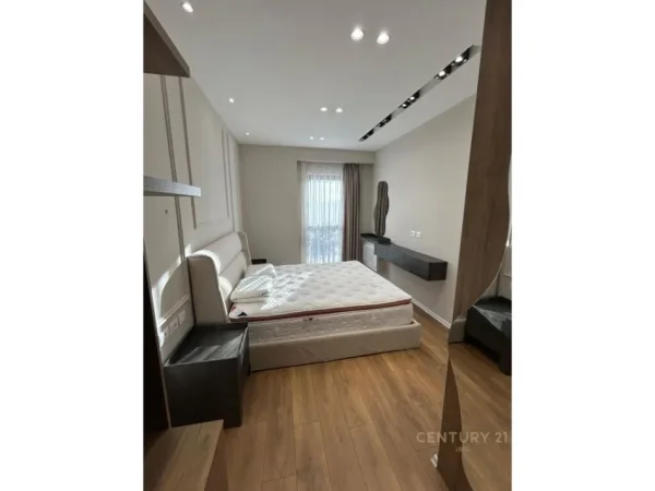 Tirane, jepet me qera apartament 1+1+Aneks+Ballkon Kati 20, 77 m² 1.000 € (GARDEN BUILDING)