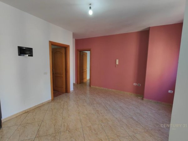 Tirane, jepet me qera apartament 2+1+Aneks+Ballkon Kati 5, 92 m² 6.000 € (Komuna e Parisit)