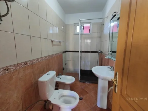 Tirane, jepet me qera apartament 2+1+Aneks+Ballkon Kati 5, 92 m² 6.000 € (Komuna e Parisit)