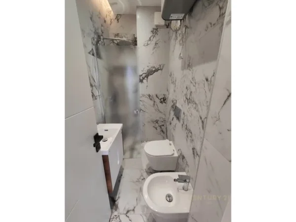 Tirane, jepet me qera apartament 3+1+Aneks+Ballkon Kati 4, 110 m² 650 € (Ali Demi)