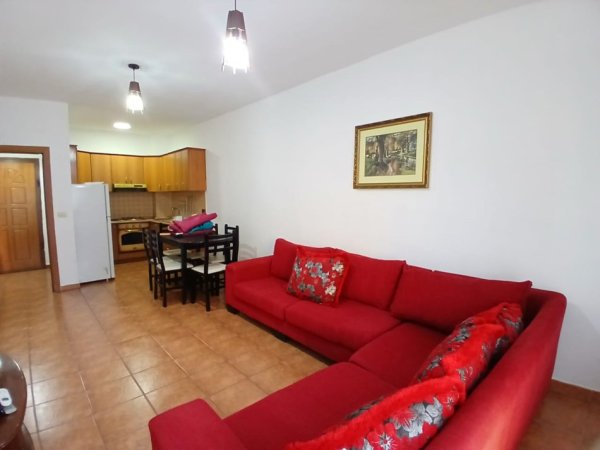 Tirane, jepet me qera apartament 1+1+Ballkon Kati 3, 63 m² 450 € (pazari i ri , prane zyrave te punes)