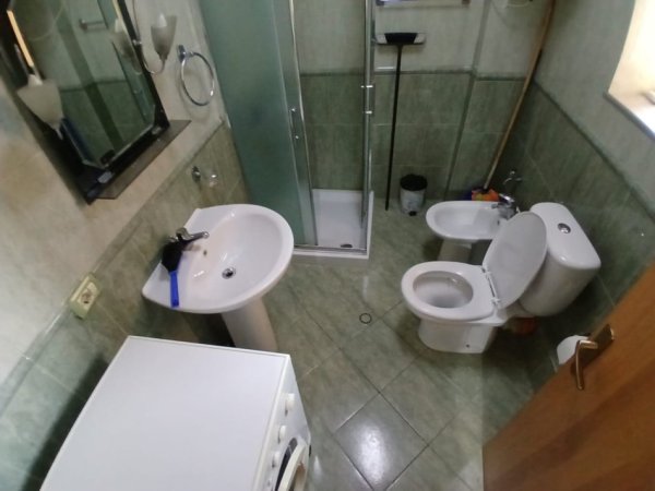 Tirane, jepet me qera apartament 1+1+Ballkon Kati 3, 63 m² 450 € (pazari i ri , prane zyrave te punes)
