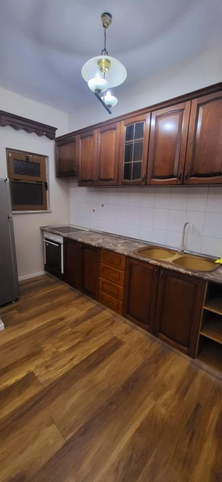 Tirane, jepet me qera apartament 2+1 Kati 4, 80 m² 700 € (Myslym shyr)