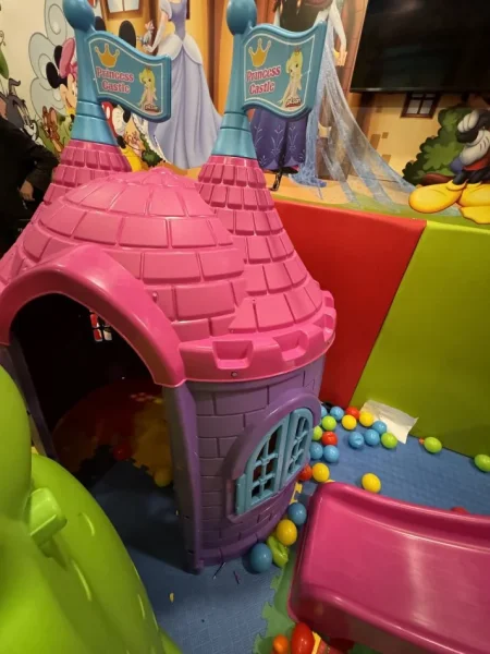 Tirane, shes Kend lojerash 1.000 €