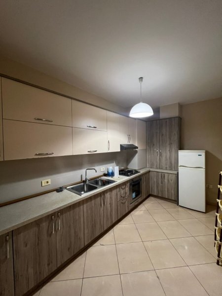 Tirane, jepet me qera apartament 3+1+Ballkon Kati 4, 147 m² 500 € (Jordan Misja)