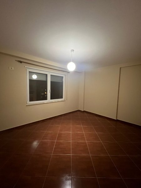 Tirane, jepet me qera apartament 3+1+Ballkon Kati 4, 147 m² 500 € (Jordan Misja)