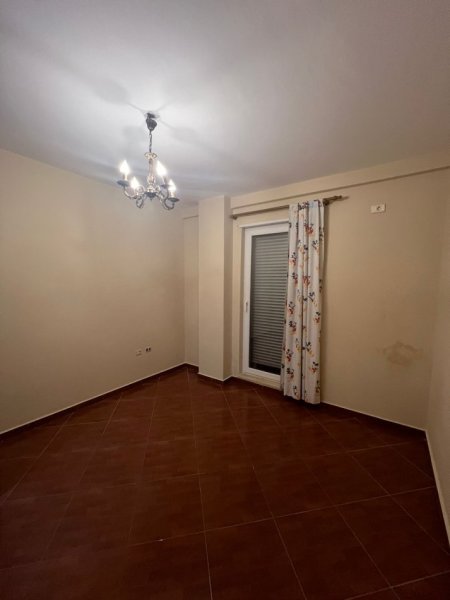 Tirane, jepet me qera apartament 3+1+Ballkon Kati 4, 147 m² 500 € (Jordan Misja)
