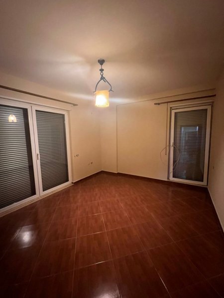Tirane, jepet me qera apartament 3+1+Ballkon Kati 4, 147 m² 500 € (Jordan Misja)