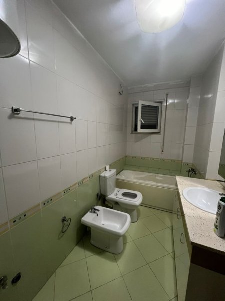 Tirane, jepet me qera apartament 3+1+Ballkon Kati 4, 147 m² 500 € (Jordan Misja)