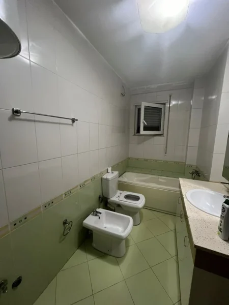 Tirane, jepet me qera apartament 3+1+Ballkon Kati 4, 147 m² 500 € (Jordan Misja)