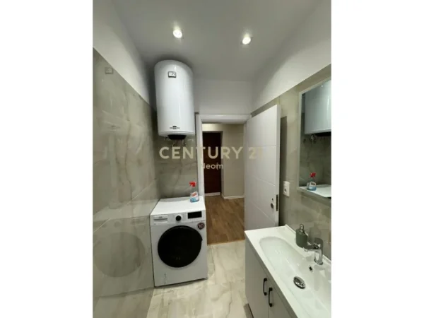 Tirane, jepet me qera apartament 2+1 Kati 1, 53 m² 450 € (Brryl)