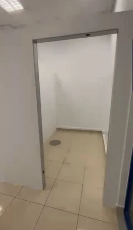 Tirane, jepet me qera ambjent biznesi Kati 1, 60 m² 550 € (Sheshi Wilson)