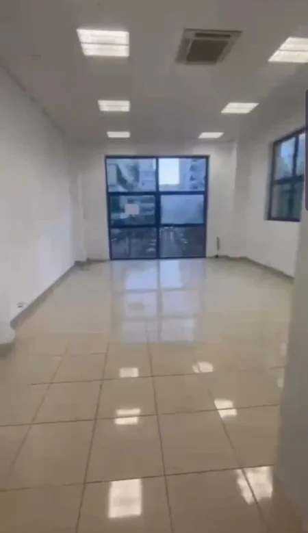 Tirane, jepet me qera ambjent biznesi Kati 1, 60 m² 550 € (Sheshi Wilson)