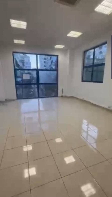 Tirane, jepet me qera ambjent biznesi Kati 1, 60 m² 550 € (Sheshi Wilson)