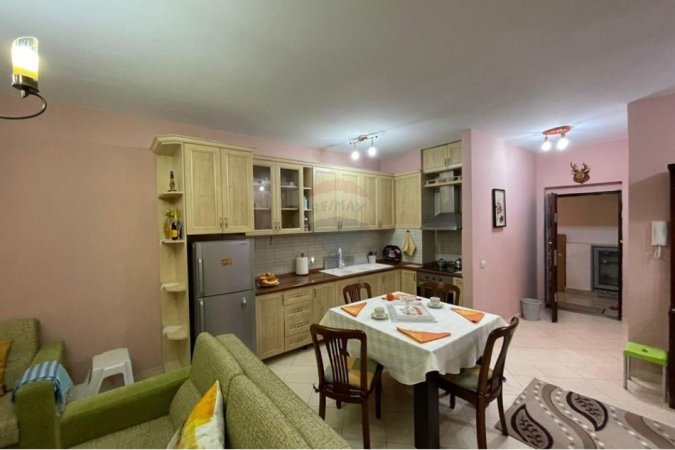Tirane, jepet me qera apartament 1+1 , 450 € (Astir)