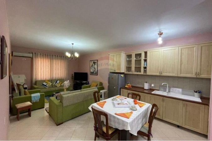 Tirane, jepet me qera apartament 1+1 , 450 € (Astir)